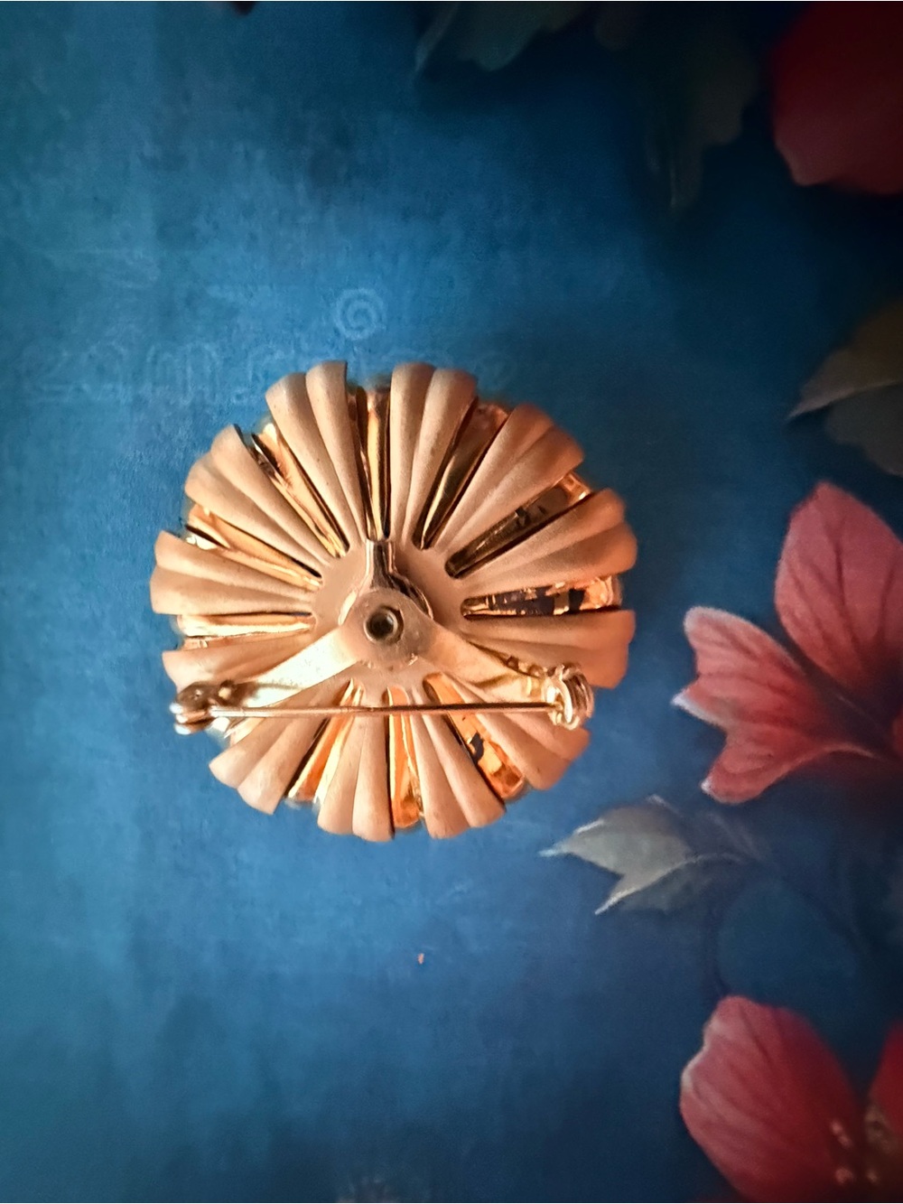 Gold Floral Enamel Brooch. - Picture 4 of 4